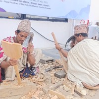 प्रदर्शनीमा हस्तकला सामग्री बनाउँदै राउटे Image