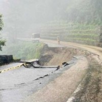 धनकुटाको चारखोलेमा पहिरोले सडक भासियो, ठूला सवारी सञ्चालनमा रोक Image