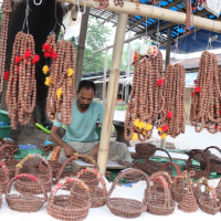 रुद्राक्ष व्यापारले बदल्यो सन्तोषको जीवन, मासिक आम्दानी ३० हजार Image