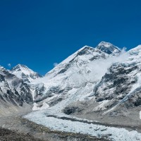 सगरमाथा आरोहणमा नयाँ कीर्तिमान: मौसम खुल्दा एकैदिन १३५ आरोही शिखरमा Image