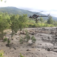 त्रिशूली नदीमा फसेकाको उद्धार गर्दै Image