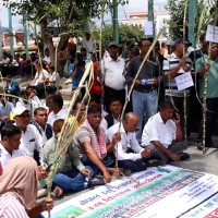 राजमार्ग अवरुद्ध गर्दै आन्दोलन गर्ने उखु किसानहरूको निर्णय Image