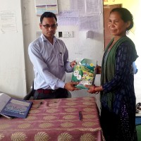 बाउन्न वर्षको उमेरमा कक्षा १ मा पढ्दै वडासदस्य डल्लीदेवी Image